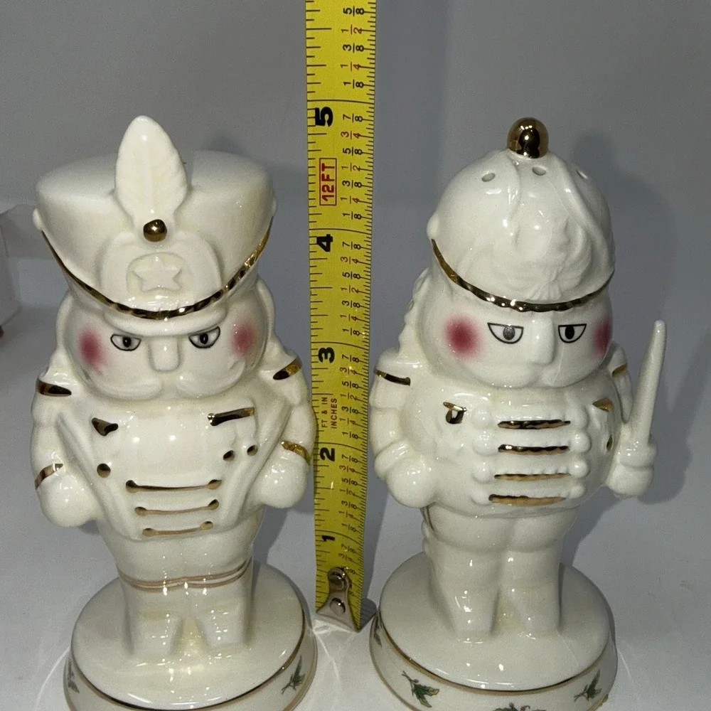 Vintage Christmas Toy Soldiers Nutcrackers Salt Pepper Shakers Holly Holiday